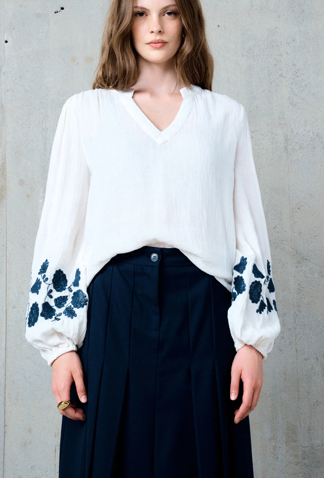 Blusa in cotone con maniche ricamate a mano